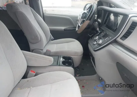 2015 Toyota Sienna Le 7 Passenger z USA, uszkodzony, nr VIN 5TDJK3DC7FS123403